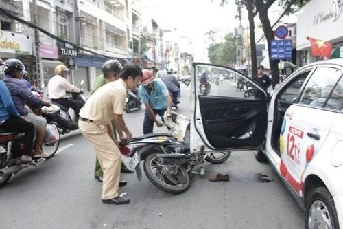 Mở cửa xe ô tô bất cẩn gây chết người có thể bị phạt tù tới 15 năm