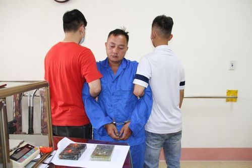 Nhận 15 triệu đồng 'cõng' thuê 2 bánh heroin