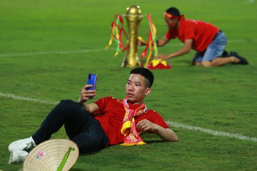 CĐV mang cúp xuống sân ăn mừng chiến thắng của U23 Việt Nam