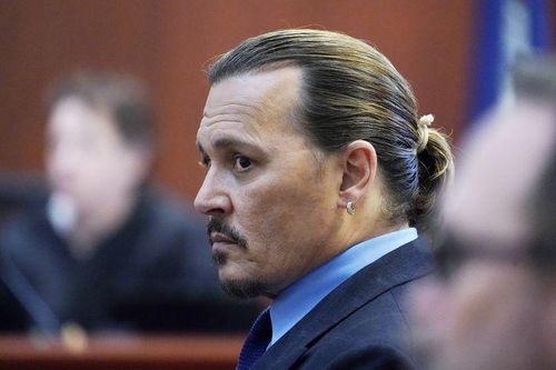 Bạn thân nói Johnny Depp dễ ghen tuông