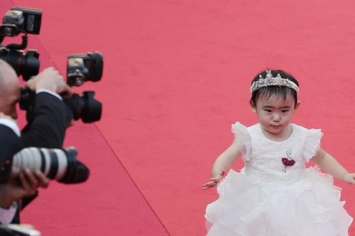 Bậc thầy piano Trung Quốc 83 tuổi đưa con gái 2 tuổi tới Cannes 2022