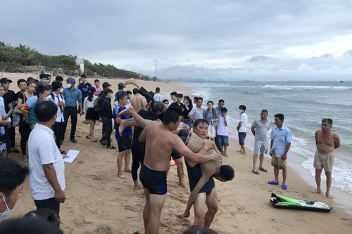 5 người bị sóng biển cuốn trôi, 2 nạn nhân thiệt mạng