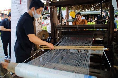 Khám phá sản phẩm đặc sắc tại Fesival Nghề truyền thống vùng miền