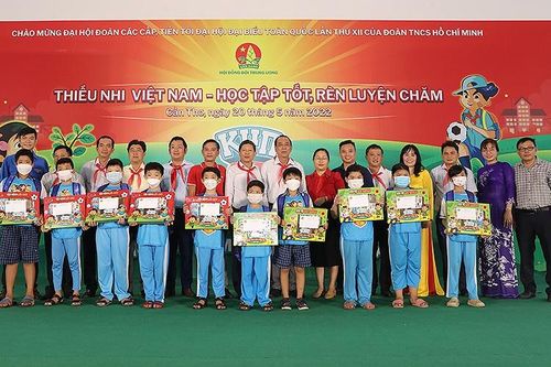 Trao 2.300 phần quà tặng thiếu nhi thành phố Cần Thơ