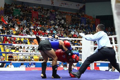 Các tuyển thủ nam của đội tuyển Muay Việt Nam tiến vào trận chung kết
