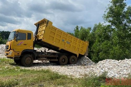Đổ trộm hàng trăm tấn chất thải công nghiệp ra môi trường ở Đồng Nai