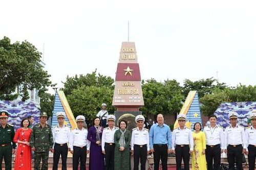 Đoàn công tác số 9 - TPHCM thăm, động viên quân, dân huyện đảo Trường Sa và Nhà giàn DK1
