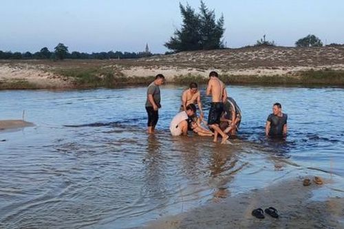 Ra hồ thả lưới đánh cá, 2 anh em ruột đuối nước thương tâm