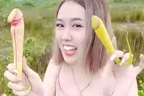 Campuchia khuyến cáo phụ nữ không ngắt 'hoa nhạy cảm' để selfie