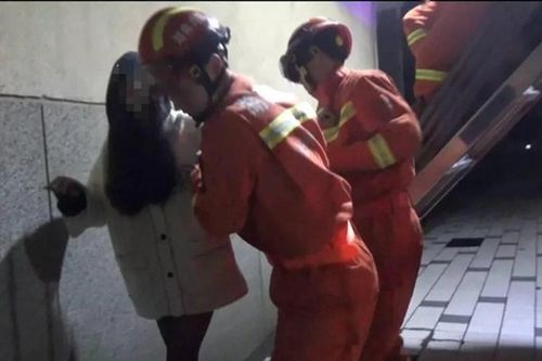 Mắc kẹt vùng kín khi trèo tường, nữ sinh 'muối mặt' gọi cứu hộ