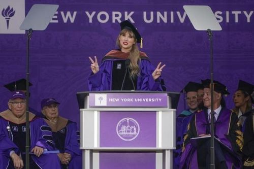 Taylor Swift ăn mừng 'tuổi 22' với bằng Tiến sĩ danh dự