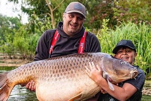 Cậu bé 11 tuổi lập kỷ lục thế giới nhờ câu con cá chép nặng 43,5kg