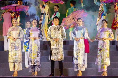 MC Quỳnh Hoa sóng đôi cùng Ngọc Tình trong áo dài Việt Hùng