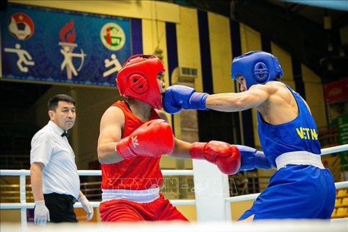 VĐV Boxing Trần Thị Linh thắng VĐV từng đoạt Huy chương Bạc Olympic Tokyo