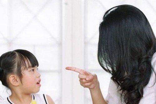 Con bị cô mắng, 3 phản ứng của mẹ có thể ảnh hưởng tương lai của trẻ