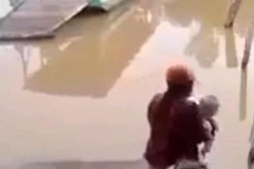 Người mẹ đang bế con nhỏ rồi bất ngờ quăng xuống sông trước sự ngỡ ngàng của nhiều người