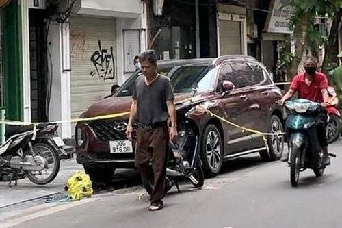 Thanh niên cầm 2 vật giống súng giải quyết mâu thuẫn ở phố cổ Hà Nội
