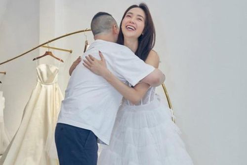 Minh Hằng cười hết cỡ khi đi thử váy cưới
