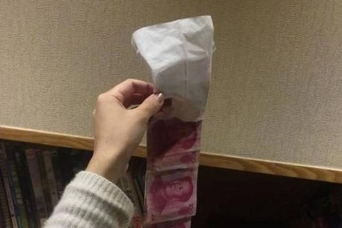 Vào phòng vệ sinh nhà bạn thân, cô gái 'dở khóc dở cười' khi phát hiện điều này