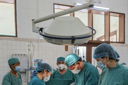 Cán bộ y tế 'cho' máu hỗ trợ cấp cứu sản phụ vỡ thai ngoài tử cung nguy kịch