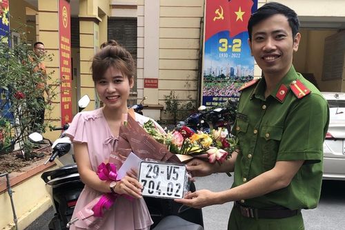 Những công dân đầu tiên hoàn thành đăng ký xe máy tại trụ sở Công an xã ở Thạch Thất