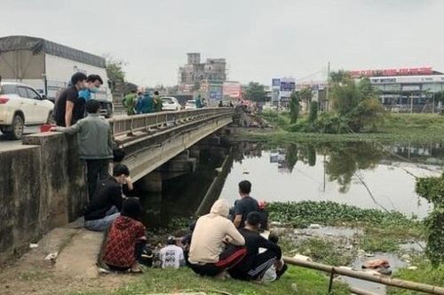 Thi thể người phụ nữ và con trai nổi trên sông