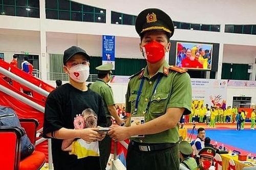 Công an trao trả tài sản cho du khách đánh rơi khi đến cổ vũ SEA Games 31