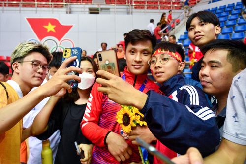 CĐV quây kín Hồ Văn Ý trong trận futsal cuối cùng của SEA Games