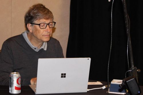 Bill Gates đang dùng điện thoại gì?