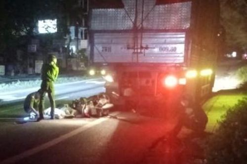 Xe máy tông đuôi xe tải, một người tử vong