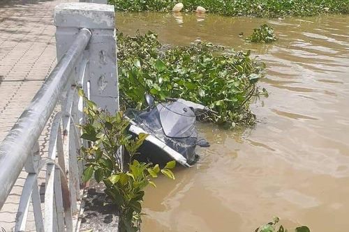 Môtô nước tông sà lan trên sông Sài Gòn, 2 người chết