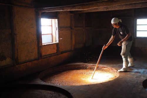 Vì sao chỉ 1% lượng nước tương ở Nhật được sản xuất trong thùng gỗ