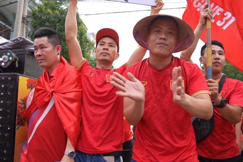 Bầu không khí lễ hội tại sân Cẩm Phả trước trận chung kết bóng đá nữ