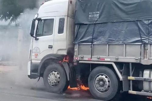 Xe tải chở bia bị thiêu rụi ở dốc cầu Rạch Miễu