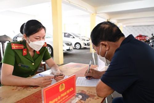 Người dân chỉ mất 15 phút để đăng ký xe máy tại công an xã