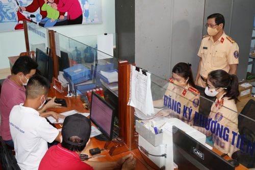 Quảng Bình: Người dân hào hứng đến Công an huyện, xã đăng ký xe ô tô, xe máy