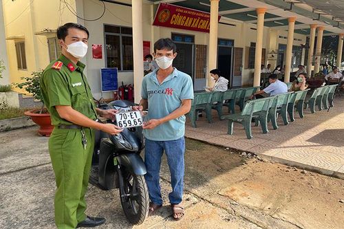 Công an xã bắt đầu cấp đăng ký, biển số xe máy cho người dân