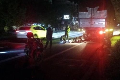 Tông vào đuôi ô tô tải đậu bên đường hai thanh niên thương vong