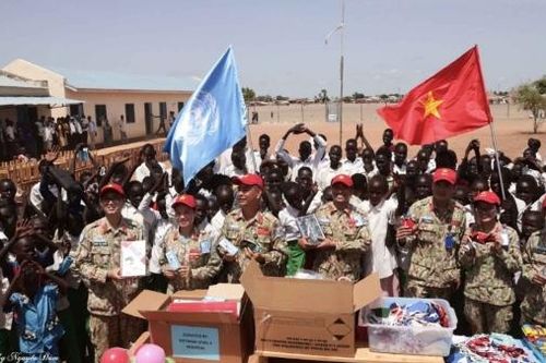 Chiến sĩ mũ nồi xanh Việt Nam làm thiện nguyện ở trường học Nam Sudan