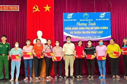 Tổ chức Chương trình 'Đồng hành cùng phụ nữ biên cương' tại huyện đảo Phú Quý