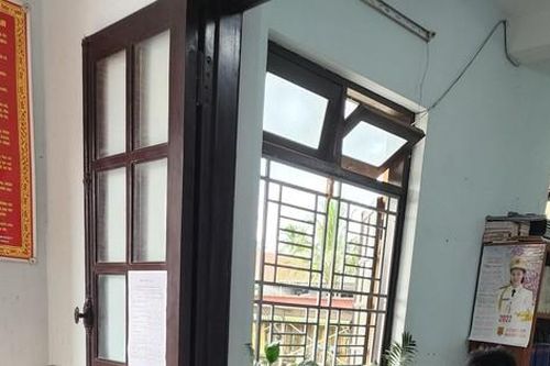 Người dân Thừa Thiên Huế phấn khởi làm thủ tục đăng ký, nhận biển số ôtô, xe máy ở công an cấp phường, xã