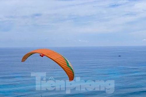 Mãn nhãn cảnh hơn 60 phi công bay dù lượn trên đỉnh Thới Lới - Lý Sơn