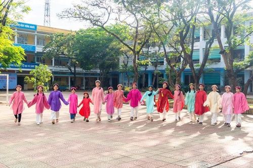 Trường học Huế rộn ràng với tà áo dài truyền thống