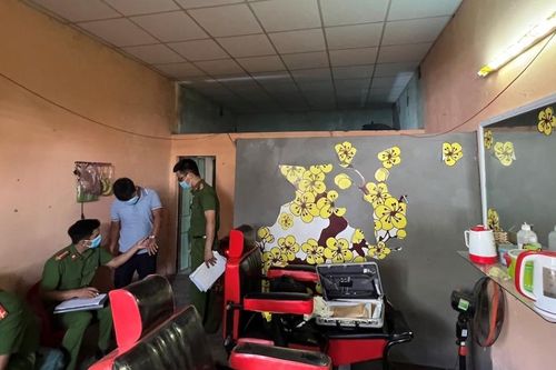 Đến hớt tóc, người đàn ông 60 tuổi bất ngờ ngã xuống đất tử vong