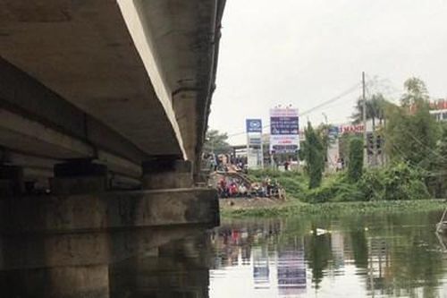 Phát hiện thi thể 2 mẹ con nổi trên mặt sông Bùng