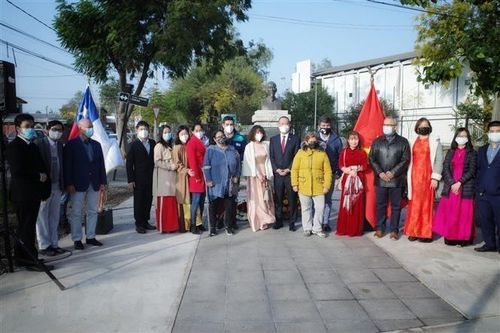 Dâng hoa trước tượng đài Bác ở thủ đô Santiago của Chile