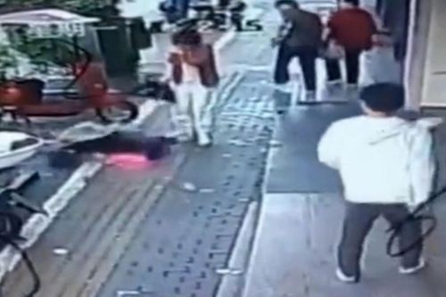 Đang đi đường, người phụ nữ chết thảm vì bị khối bê tông rơi trúng đầu