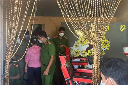 Đợi đến lượt cắt tóc, người đàn ông 60 tuổi bất ngờ ngã gục rồi tử vong