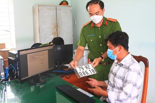 Ngày đầu thực hiện việc đăng ký quản lý mô tô, xe máy tại công an cấp xã