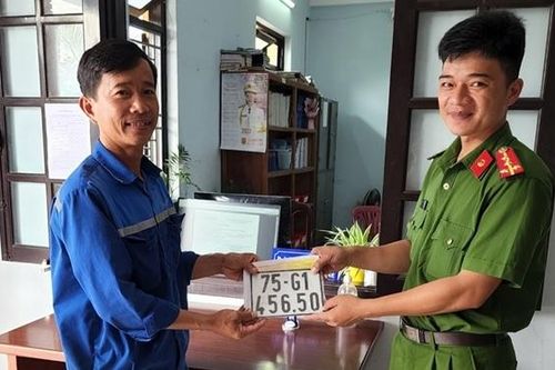 Ngày đầu Công an phường, xã cấp biển số xe cho người dân ở Thừa Thiên Huế